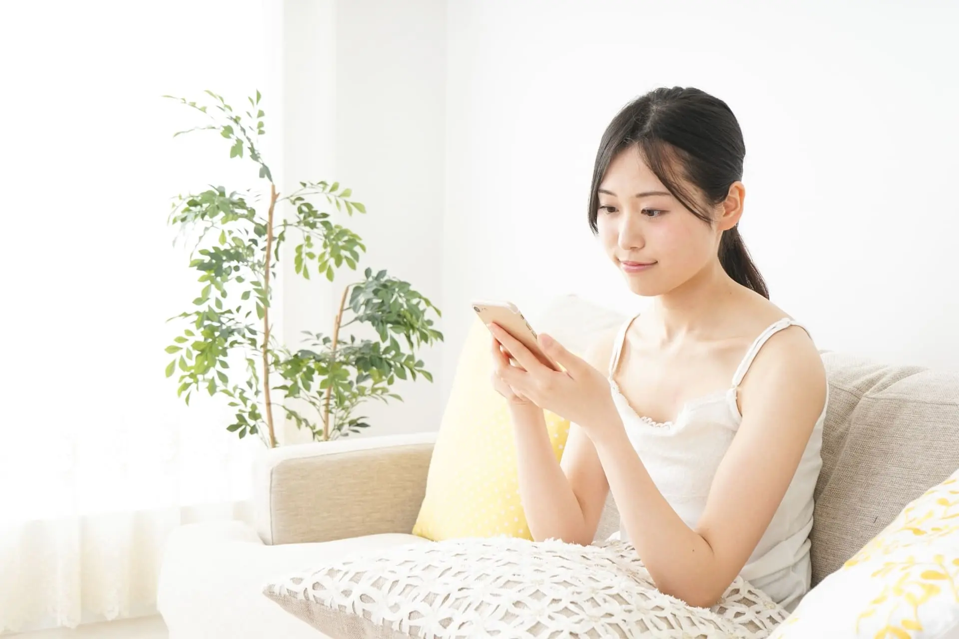 携帯を触っている女性